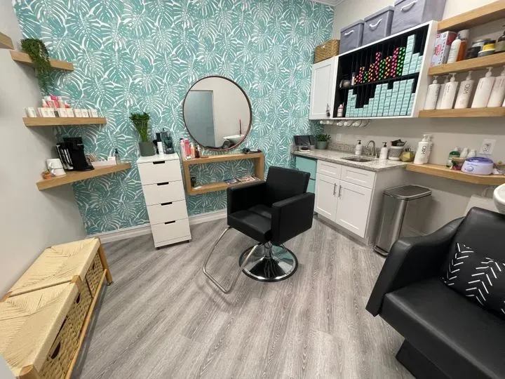 https://cdn.salonspotlight.com/photos/yD9Brf7eDgFEiMGtxVte/78e384f8-f5bd-495c-9dfe-2d7a06eeebb5_720x720