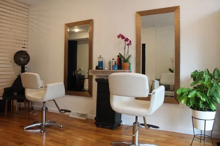 https://cdn.salonspotlight.com/photos/yFMkDLKVxQMilwiatb9d/8a209b2f-870a-4cb6-b39f-ab355bfa7fc3_720x720