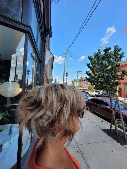 https://cdn.salonspotlight.com/photos/yFMkDLKVxQMilwiatb9d/ad87996b-2330-4510-a9ae-453726dc2422_720x720
