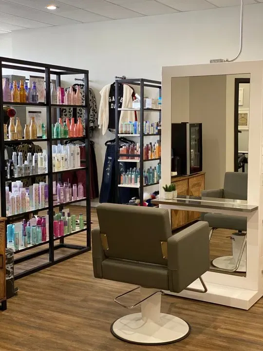 https://cdn.salonspotlight.com/photos/yFYkmLGNoNYD1JdHxjZ2/49ec4dad-c264-4e84-bd54-04aa21e6bb13_720x720