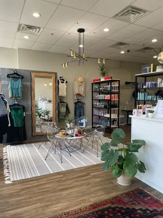 https://cdn.salonspotlight.com/photos/yFYkmLGNoNYD1JdHxjZ2/ec44501f-10ab-4ffb-b270-d13ff5a05c2b_720x720