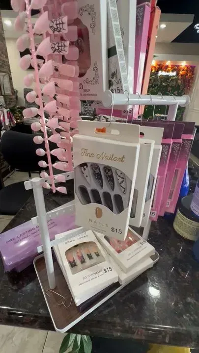 https://cdn.salonspotlight.com/photos/yFtaMk3Hf8NEYQj9xuNV/10a5e96a-cd3b-4466-98e7-476c0c0e9bca_720x720