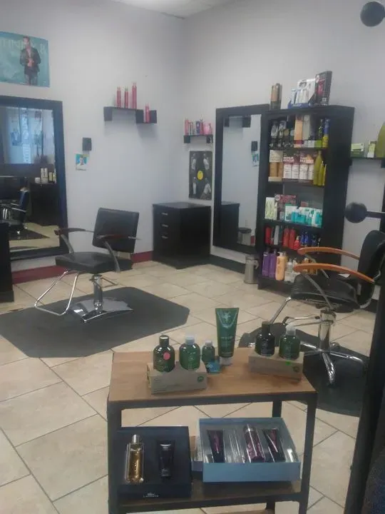 https://cdn.salonspotlight.com/photos/yJ4D5uaBjG3GgtbcLURe/1ab595ba-e163-40f4-b668-97e55612d21f_720x720