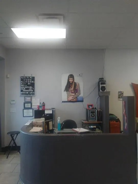 https://cdn.salonspotlight.com/photos/yJ4D5uaBjG3GgtbcLURe/8905983f-e861-45d1-89e0-9ee0fc960340_720x720