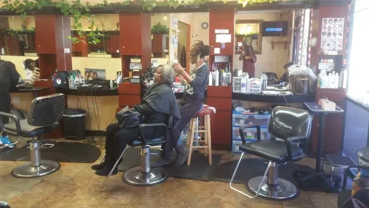 https://cdn.salonspotlight.com/photos/yKm4Lp9ZxLnFC7VWRcJ7/86becdae-a8fc-4cc0-9346-42259e5527c7_720x720