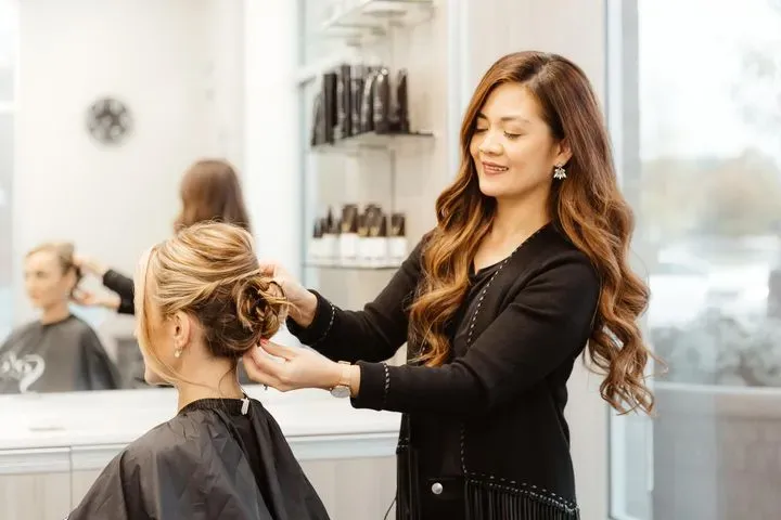 https://cdn.salonspotlight.com/photos/yLDgAoKxoMATWUzv91mo/44074c66-be2c-424e-9497-95a84d2fea47_720x720