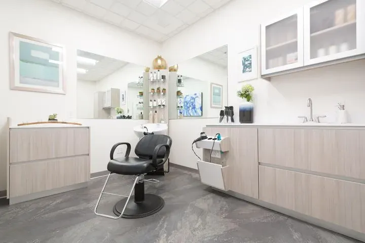 https://cdn.salonspotlight.com/photos/yLDgAoKxoMATWUzv91mo/a07b905a-7893-4544-9cef-94e488d2a2f6_720x720