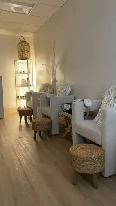 https://cdn.salonspotlight.com/photos/yLoehqNxFijsk0DR4DoR/ad3f3977-0604-4c9d-a976-b4f5680a8331_720x720