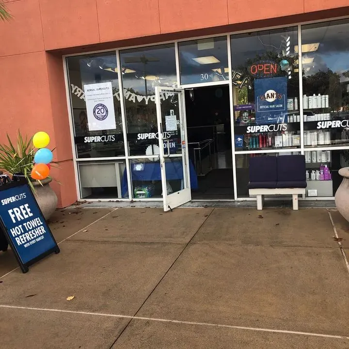 https://cdn.salonspotlight.com/photos/yMg5dzcDNaeFA5izP7TF/10c7a95e-325c-46b3-939e-f10e112dad73_720x720