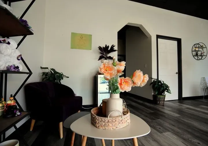 https://cdn.salonspotlight.com/photos/yPrLdjCcNWzXA8tzAxGV/57493092-c0ed-4d9d-8854-3c1375c71ed4_720x720