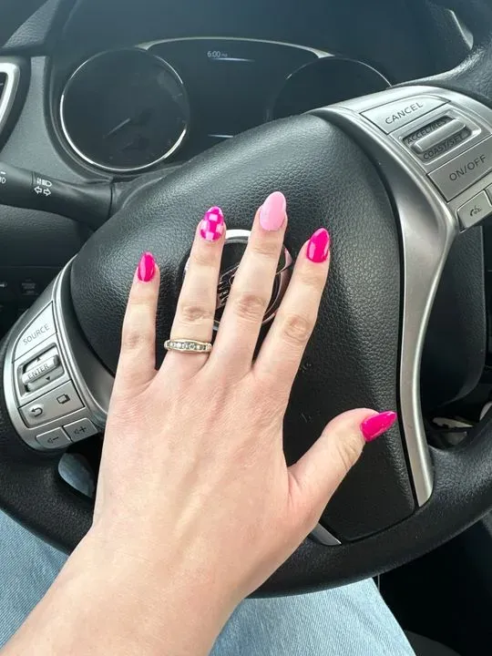 https://cdn.salonspotlight.com/photos/yRICHgJ9KB0bkfziQmJx/a3814068-d7f4-4db5-8d5c-00bde60bf979_720x720