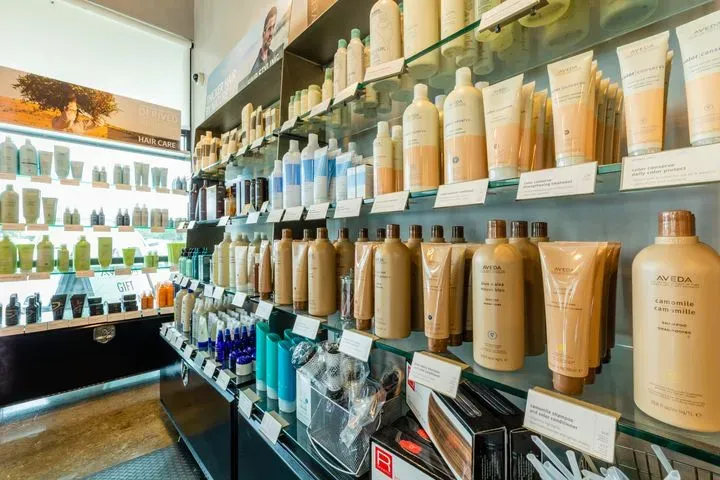 https://cdn.salonspotlight.com/photos/yRPtkb83d8nkSuQyDY5E/ce7cfb30-837c-44b1-bc13-259e2609de72_720x720