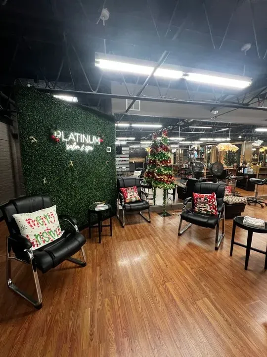 https://cdn.salonspotlight.com/photos/yTA8wGhLsPk0s8wXCimy/7e5576c2-f350-4157-ab9d-41633a1bea6a_720x720