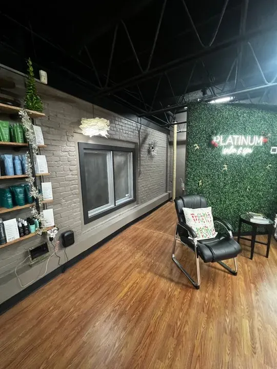 https://cdn.salonspotlight.com/photos/yTA8wGhLsPk0s8wXCimy/c5237e77-55a1-40bd-9c03-8de6eea9c612_720x720