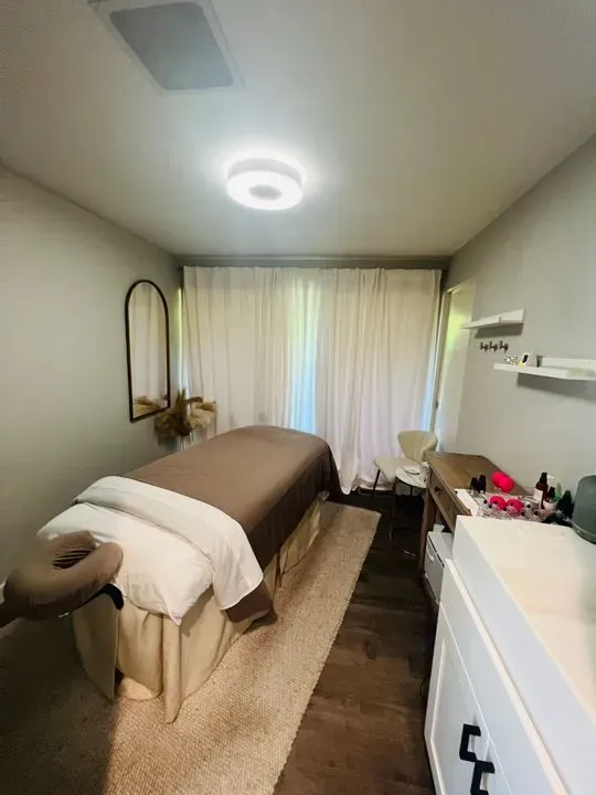 https://cdn.salonspotlight.com/photos/yWNjoHtZA5na8TNAcqxc/b20ce9bb-c1dd-44f6-a4ef-5dcfa73ac18c_720x720
