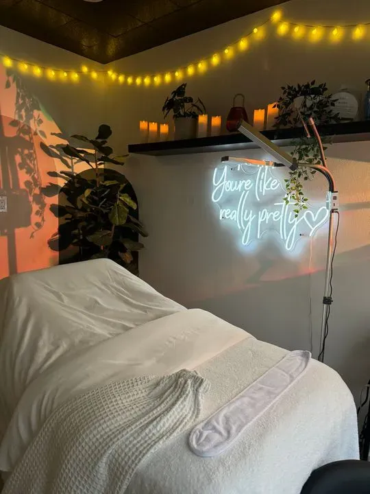 https://cdn.salonspotlight.com/photos/yXB0koilt5QNUnYZeL8o/fbc86e4a-d514-4587-bb75-63c44d7c4455_720x720