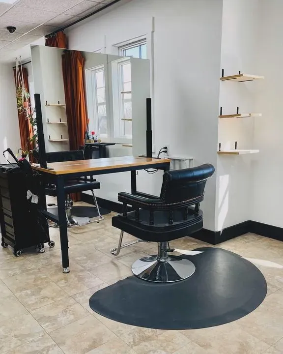 https://cdn.salonspotlight.com/photos/yXKDDZI6RBIvdsTL3Cf4/9955d241-ae03-46fd-9f54-f9c551b1249f_720x720