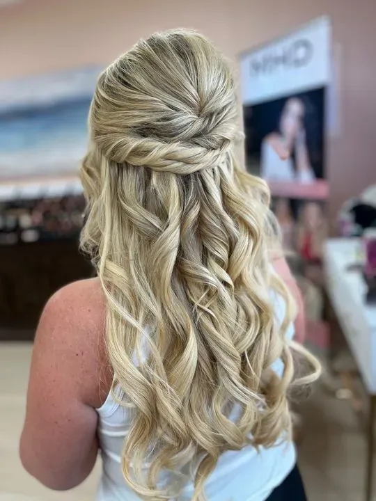 https://cdn.salonspotlight.com/photos/yXOwRyLLzFCDZT5Kg08J/7eba0adb-4e5e-4fed-95d0-ea60f0b92e2e_720x720