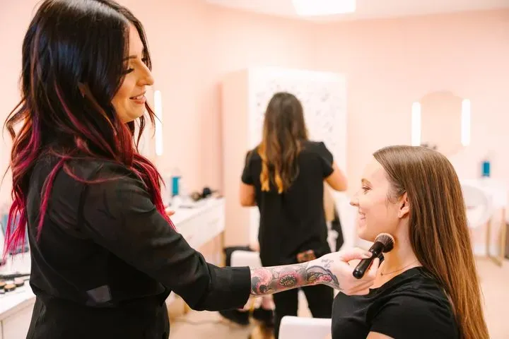 https://cdn.salonspotlight.com/photos/yXOwRyLLzFCDZT5Kg08J/84be05e2-c996-4566-9101-ce0968bc8c8d_720x720