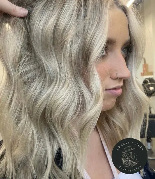 https://cdn.salonspotlight.com/photos/yXrfmIskmeDQI7YBALl7/ef265844-f7fb-440c-a91c-838a5e5d847a_720x720