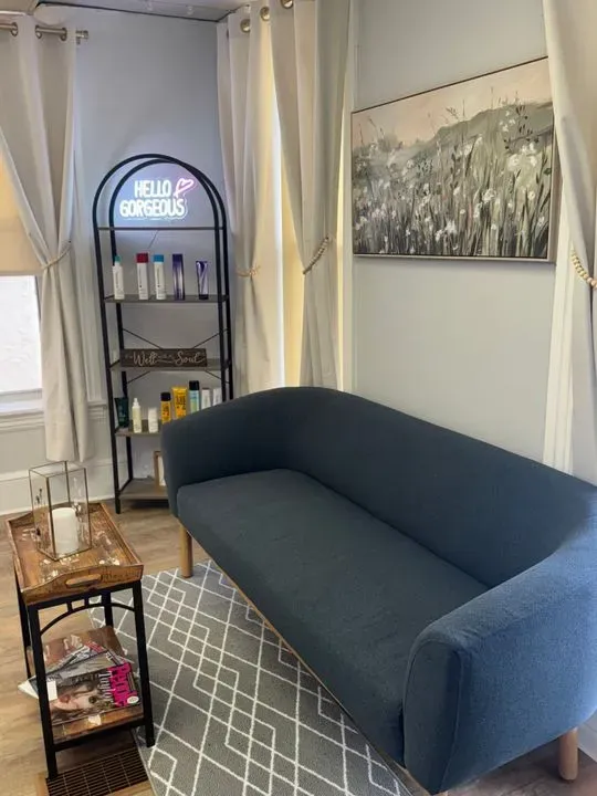 https://cdn.salonspotlight.com/photos/yYGFRolL025C0xfCEEZS/6e495b04-a206-46e3-9d3a-0c266bee30a5_720x720