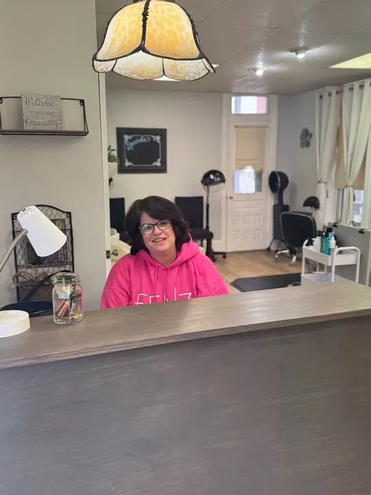 https://cdn.salonspotlight.com/photos/yYGFRolL025C0xfCEEZS/8aa7f2a9-145d-406f-8f0b-bd202478a875_720x720