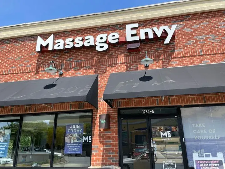 https://cdn.salonspotlight.com/photos/yZeK3lQF3Z69tS2RkXVQ/a65ee8a8-38a6-47cf-b378-d0ed8e9cec87_720x720