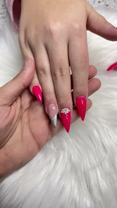 https://cdn.salonspotlight.com/photos/yaIF4KiKqcwmNkKUquax/13c2d214-24cf-4a22-9600-4607f2da6a8c_720x720
