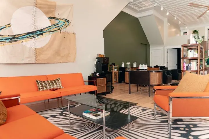 https://cdn.salonspotlight.com/photos/ybXNoba1aQqLcFDorQKj/15b9b4eb-3d5d-45d1-933b-f74db77d3f71_720x720