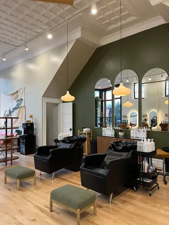 https://cdn.salonspotlight.com/photos/ybXNoba1aQqLcFDorQKj/1fbe3641-33c6-45b4-80f0-887513946bef_720x720