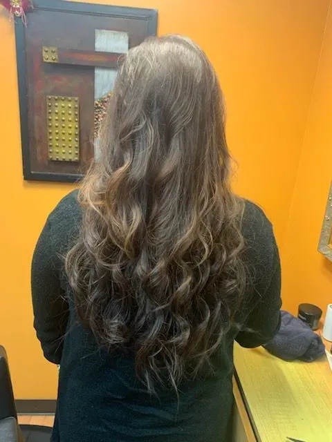 https://cdn.salonspotlight.com/photos/ycrbc7ZRjCBQVdEmXnNT/6bb61900-1c06-4266-babb-bbdb2627c2c2_720x720