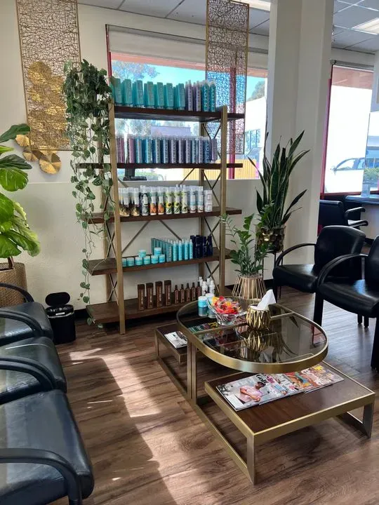 https://cdn.salonspotlight.com/photos/yi6DFTrrsYDVra7dximQ/bbb275f5-be44-4c62-a939-d3f32675e8d5_720x720