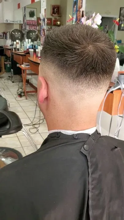 https://cdn.salonspotlight.com/photos/yiCOCsBf6iP2n7XNxH4l/faec79b4-5617-4394-b94c-27c4d058b8ed_720x720