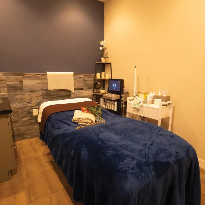 https://cdn.salonspotlight.com/photos/ykw3hfXlOjblJgSsztut/2e1203f9-ebc8-427b-9e3c-c42d5b301016_720x720