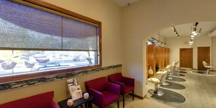 https://cdn.salonspotlight.com/photos/ykw3hfXlOjblJgSsztut/5e7e0939-1e2c-46bc-8688-c34fb67a41be_720x720