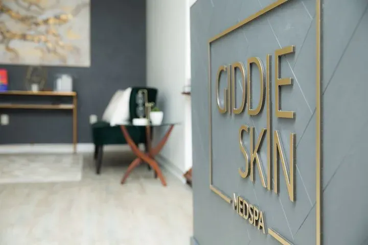 https://cdn.salonspotlight.com/photos/yl3r0ZmezbInfiH3PPta/369c24c1-cb46-417a-953a-06081a2a3d31_720x720