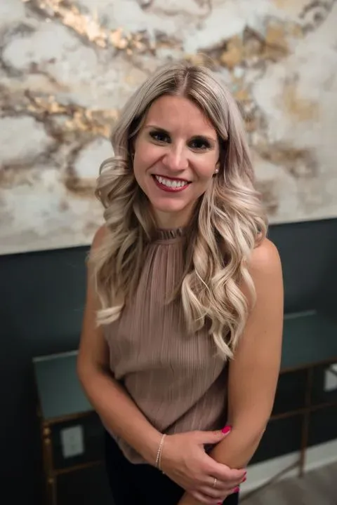 https://cdn.salonspotlight.com/photos/yl3r0ZmezbInfiH3PPta/ef10dbb1-b0fd-4603-8455-31030a319539_720x720