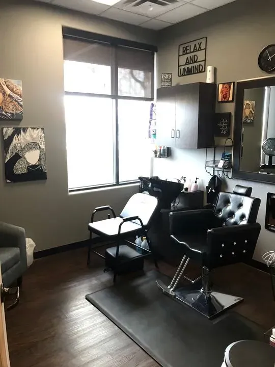 https://cdn.salonspotlight.com/photos/ylFP8FN8OT0pnWr2UFX7/9d754b70-7663-4be0-9c58-c76651446ec5_720x720