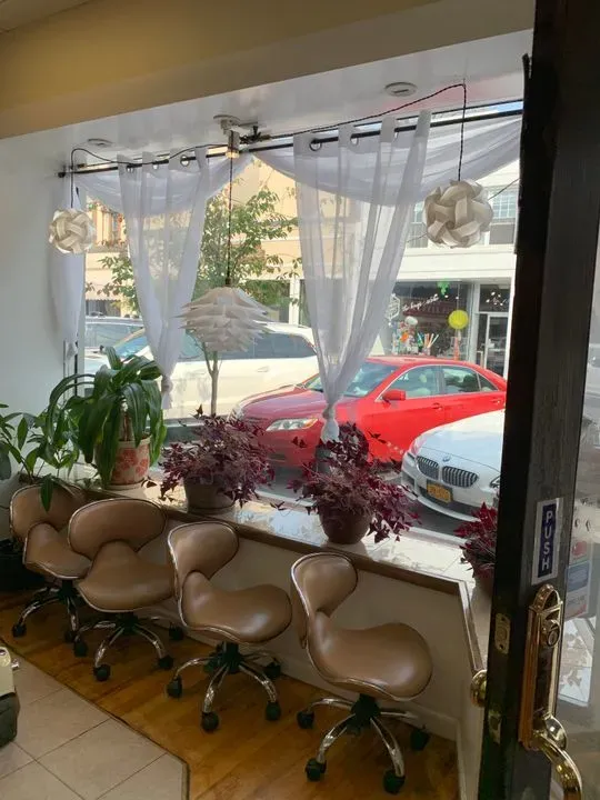 https://cdn.salonspotlight.com/photos/ymeSaXI6FL2FyD7KgNbV/436d6742-4b73-479d-8528-6e991bed3967_720x720