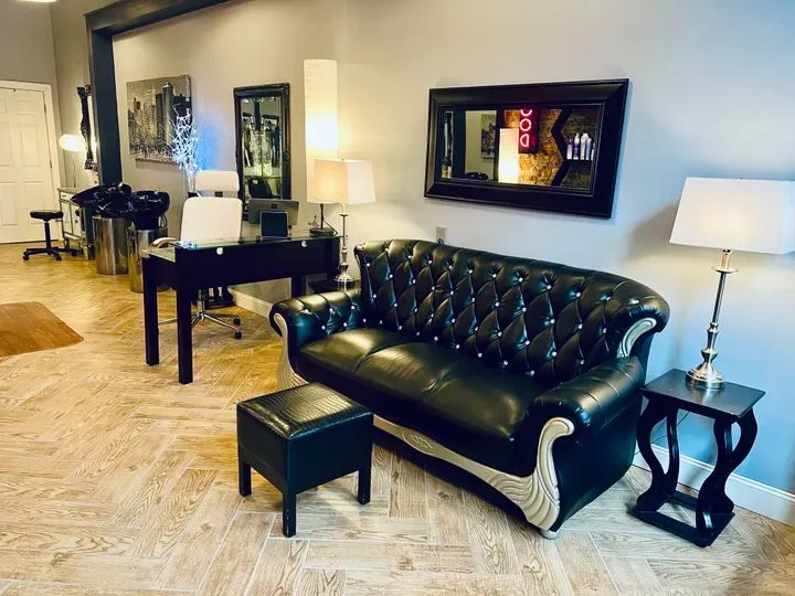 https://cdn.salonspotlight.com/photos/ynI7oxEdaozDURF8RrGI/71e7b5fb-b8fa-44ff-93cd-dfdfadff8e37_720x720