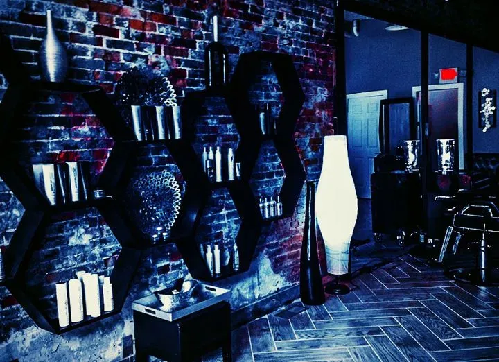 https://cdn.salonspotlight.com/photos/ynI7oxEdaozDURF8RrGI/d4daa589-c22f-4dc8-b2e8-330a9ca5715e_720x720