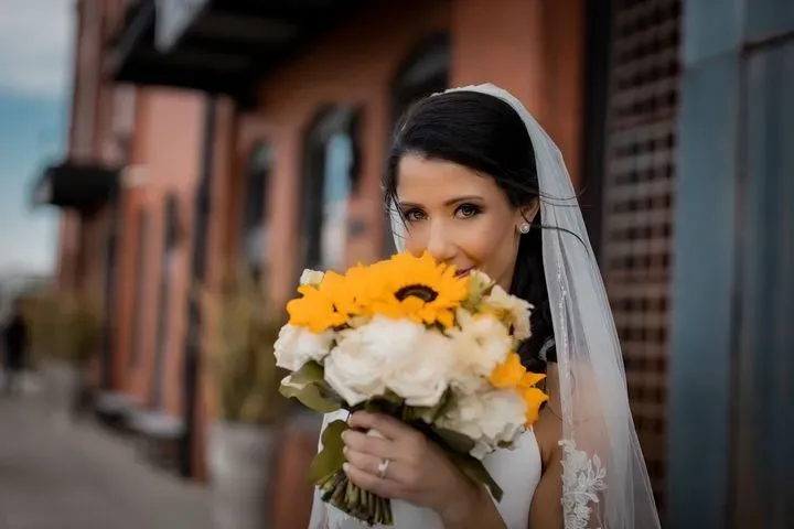 https://cdn.salonspotlight.com/photos/ynjdGegIPXJkbItyeqr1/c01f8c83-73e1-4450-bc68-df817a8ba38e_720x720