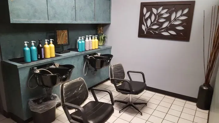 https://cdn.salonspotlight.com/photos/yodU00XnWTH83fWfFyk4/6f838445-59f5-4b9a-8921-07021d584105_720x720