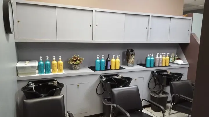 https://cdn.salonspotlight.com/photos/yodU00XnWTH83fWfFyk4/7fb750be-6f93-416b-b330-ae216096260f_720x720
