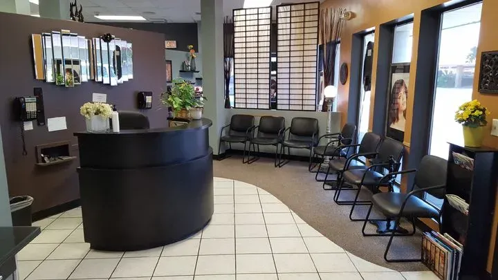https://cdn.salonspotlight.com/photos/yodU00XnWTH83fWfFyk4/e748e941-7b7f-4f99-957b-f34a16927c1f_720x720