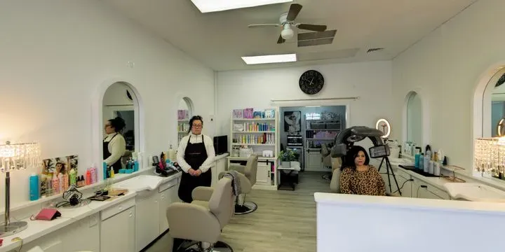 https://cdn.salonspotlight.com/photos/ypQyVDgaBUwqQCGxk9c6/24b7a5c4-8087-4675-a2f6-150aa2bf98a2_720x720