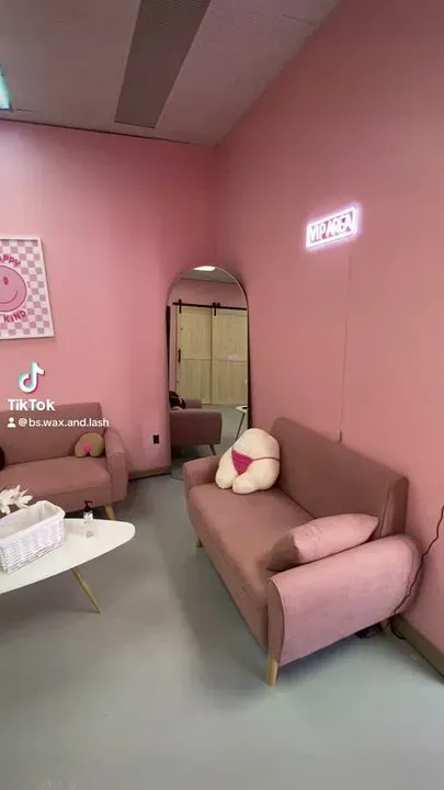 https://cdn.salonspotlight.com/photos/ysP4H3N1hXMy2YsLEki4/83793ccd-ac96-43fd-99f3-baa2e8e15149_720x720
