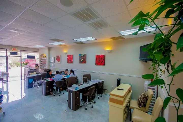 https://cdn.salonspotlight.com/photos/ysuTBT23uFe3uHl486e3/fe4df068-ff42-42b6-b06b-a9499de726f9_720x720