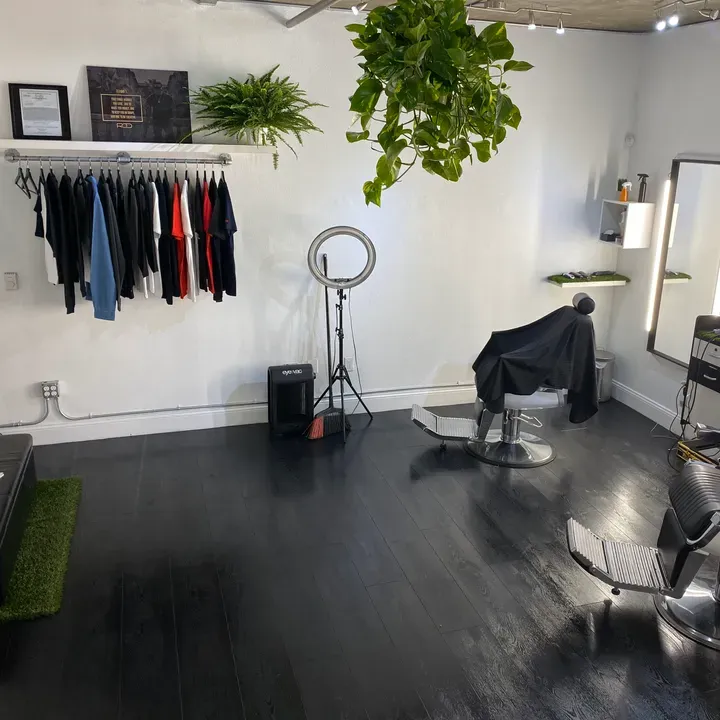 https://cdn.salonspotlight.com/photos/yuXPNcOpEQGrEilMHju4/208301d4-7b6b-4200-bd64-8eafd8cf5c3f_720x720
