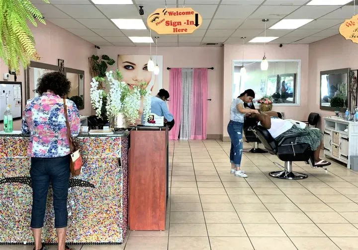 https://cdn.salonspotlight.com/photos/yv5vPsiZC2hnJHhLp8lp/ed1cfc34-6ded-4213-83a7-5c78b47317c2_720x720